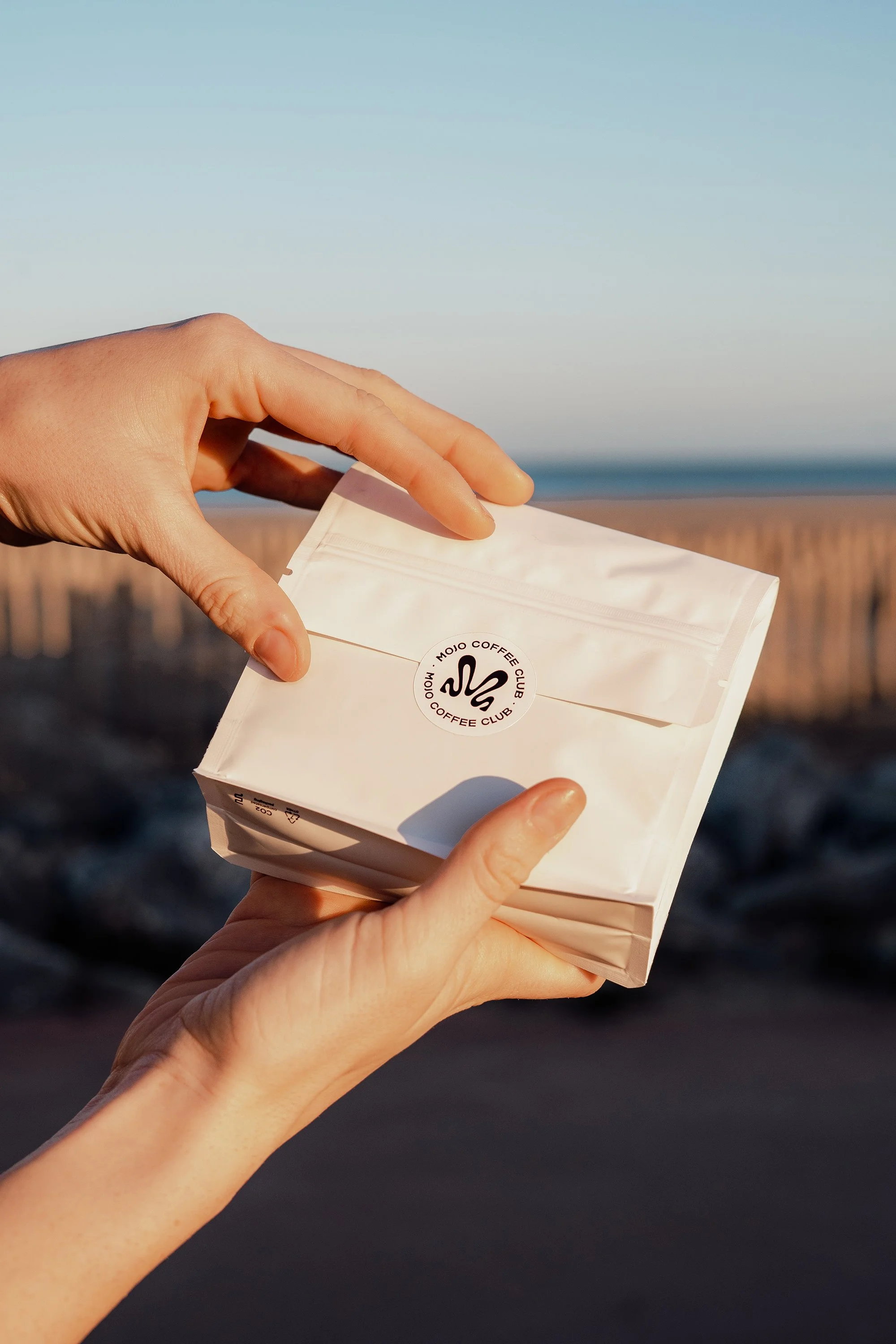 Photographie de produit de torréfaction Mojo Coffee Club pour réseaux sociaux et site internet — prise de vue par Deux lignes Studio