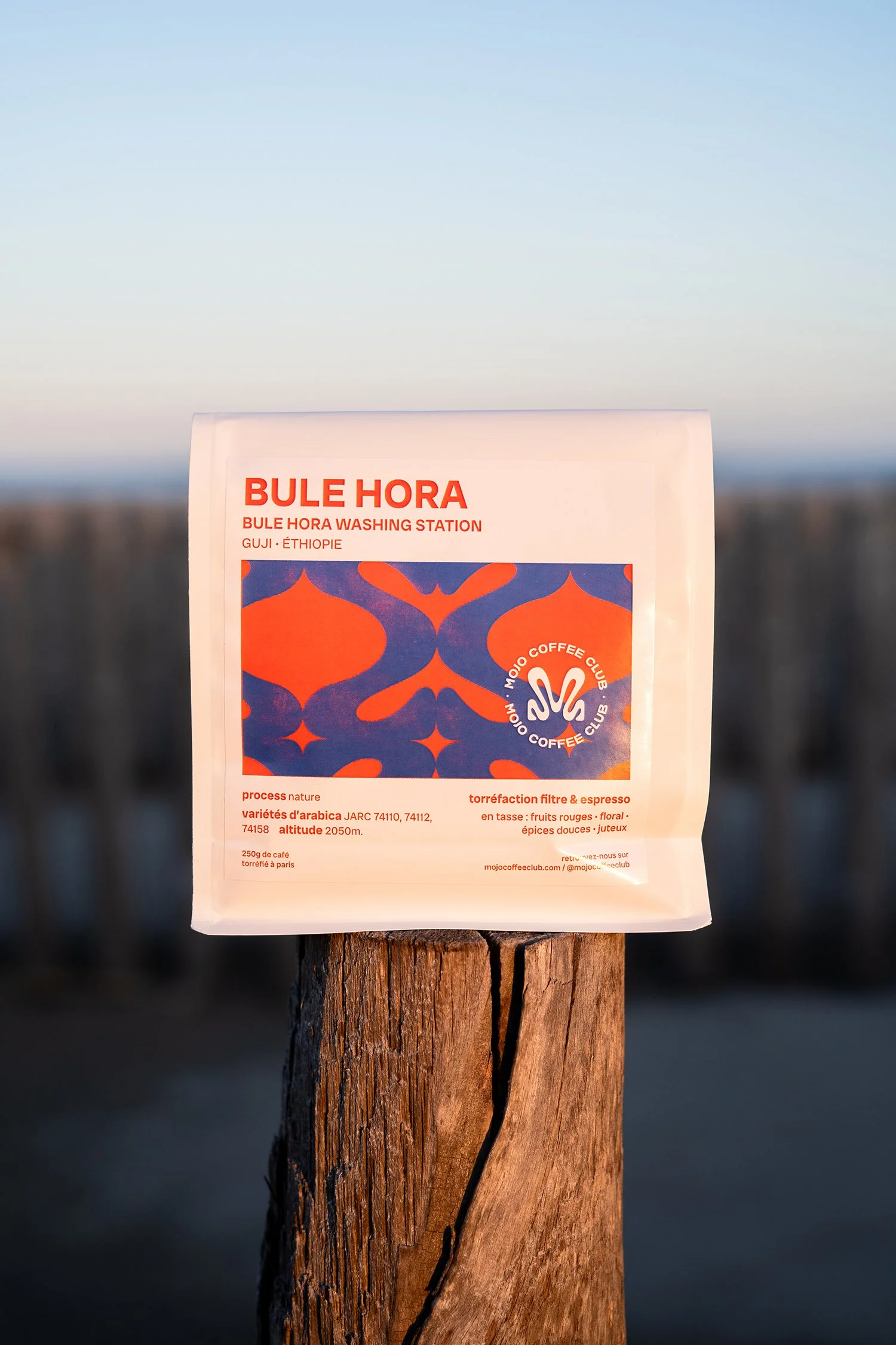 Packaging sachet café de spécialité Mojo Coffee Club en situation lifestyle — photographie par Deux lignes Studio