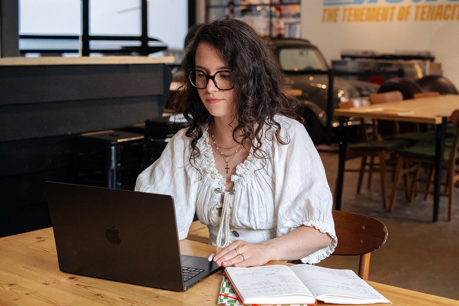 Séréna Delagnes, graphiste et photographe freelance, travaillant dans son studio créatif itinérant — fondatrice de Deux lignes Studio, Pays Basque
