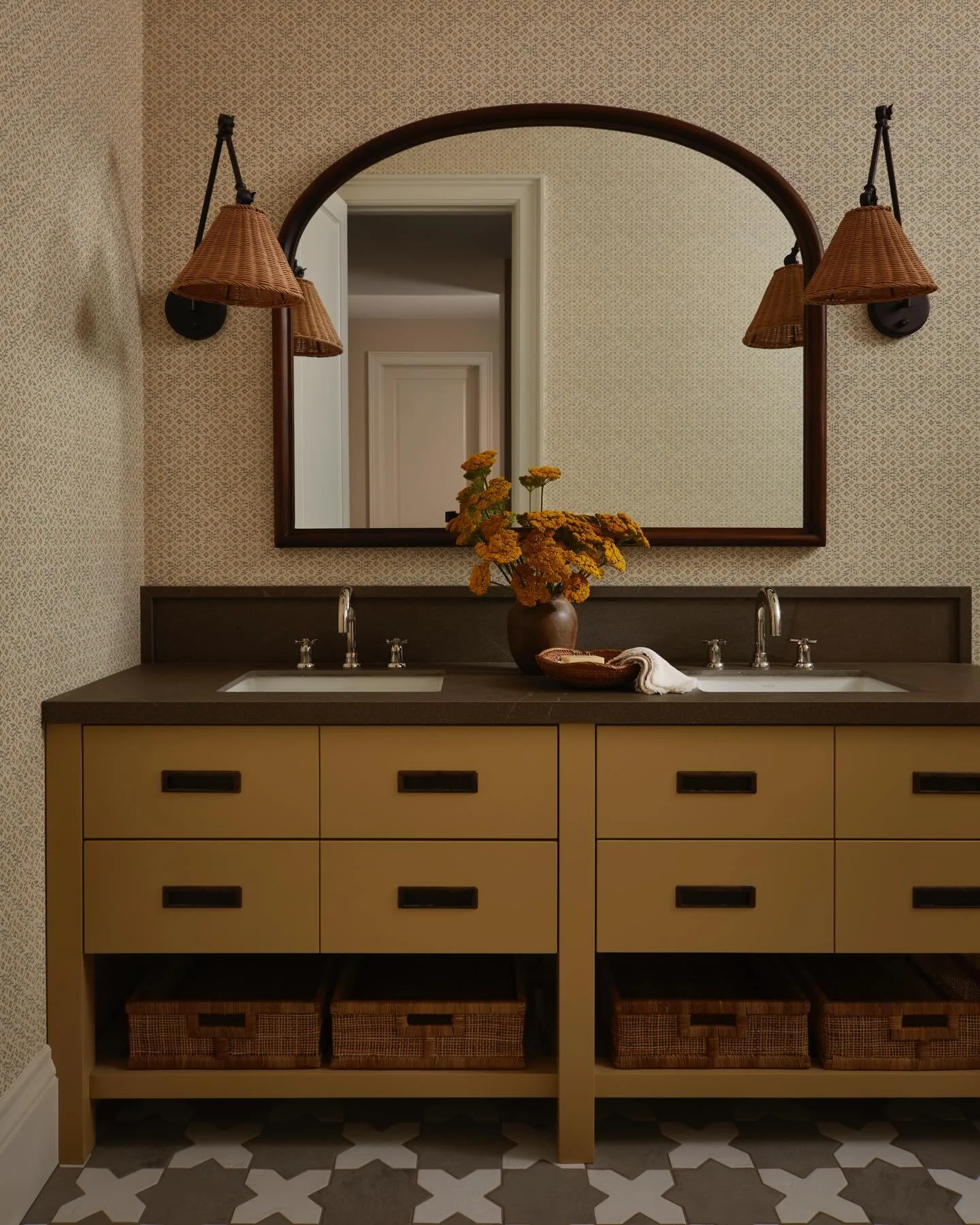 Using yellow warms a space without shouting.
Used softly, it brings light, optimism, and just enough sunshine to make a room feel lived-in and loved. 💛
&bull;
&bull;
&bull;
#bathroomdesıgn 
#customhomedesigner 
#interiordesigner 
#warminteriors
