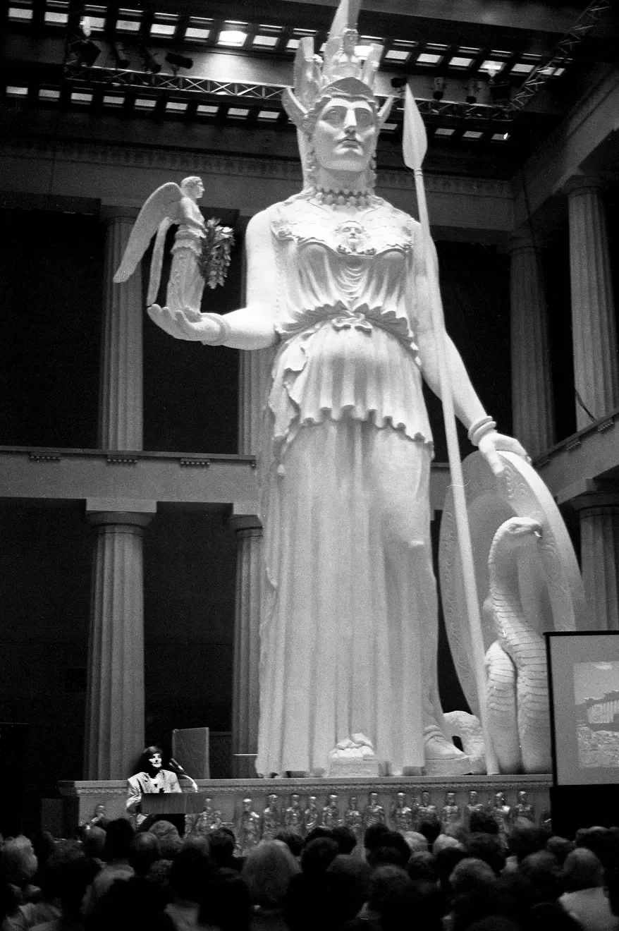 275 gather at Athena statue May 21, 1990, to pay tribute to LeQuire’s work and the ancient Greek culture that was its source.
Nina Alexandrenko / The Tennessean