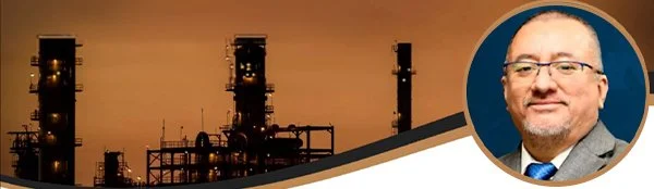 Refinería industrial con tuberías y torres al atardecer, con un recuadro circular en el que aparece un hombre con traje y gafas.