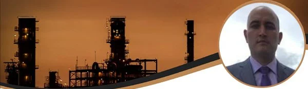 Refinería industrial o planta química al atardecer, con una persona vestida con traje en un recuadro circular.
