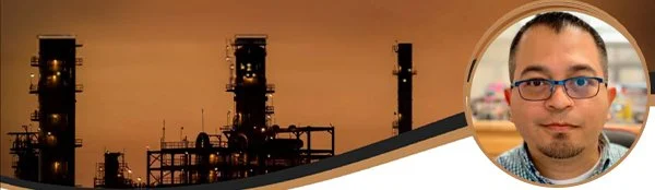 Complejo industrial con edificios y torres recortados contra el atardecer, junto a una foto circular en primer plano de un hombre con gafas.