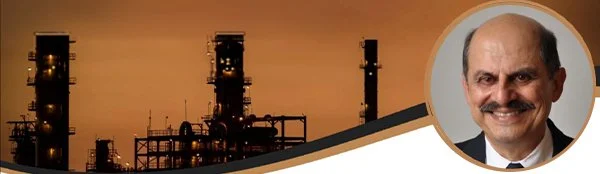 Una fábrica o planta industrial con altas chimeneas y un complejo sistema de tuberías, con un hombre sonriente, con bigote y calvo, en un recuadro circular.