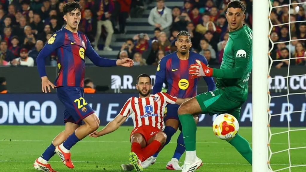 El Atlético toma ventaja ante el Barça