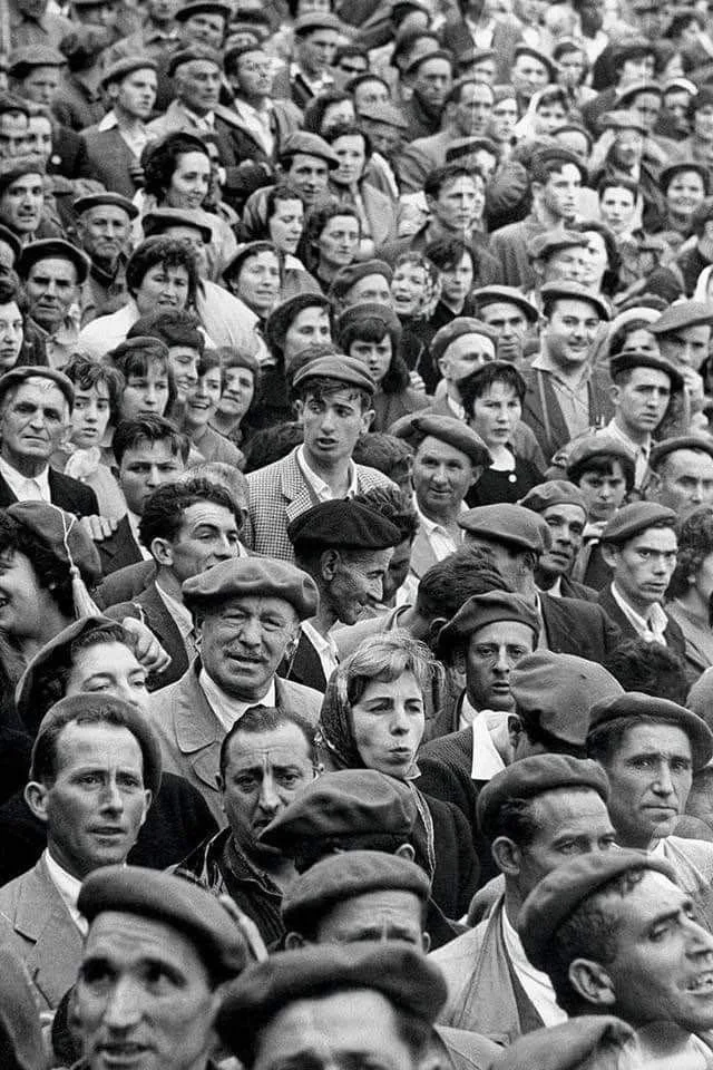 Multitud de personas en lo que parece ser una reunión o manifestación, en su mayoría hombres con sombreros. La imagen es en blanco y negro.