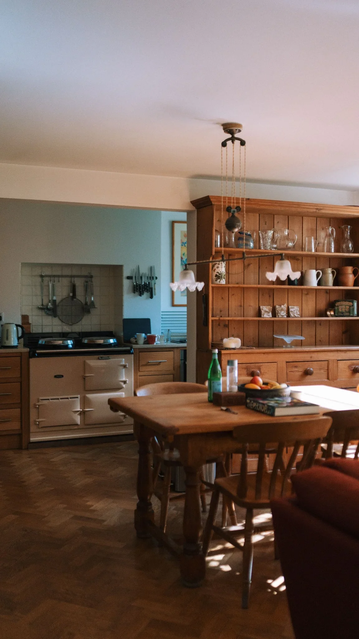 Cuisine ancienne d'une maison familiale, avec mobilier en bois et cuisinière traditionnelle, illustrant un projet de rénovation après un héritage.