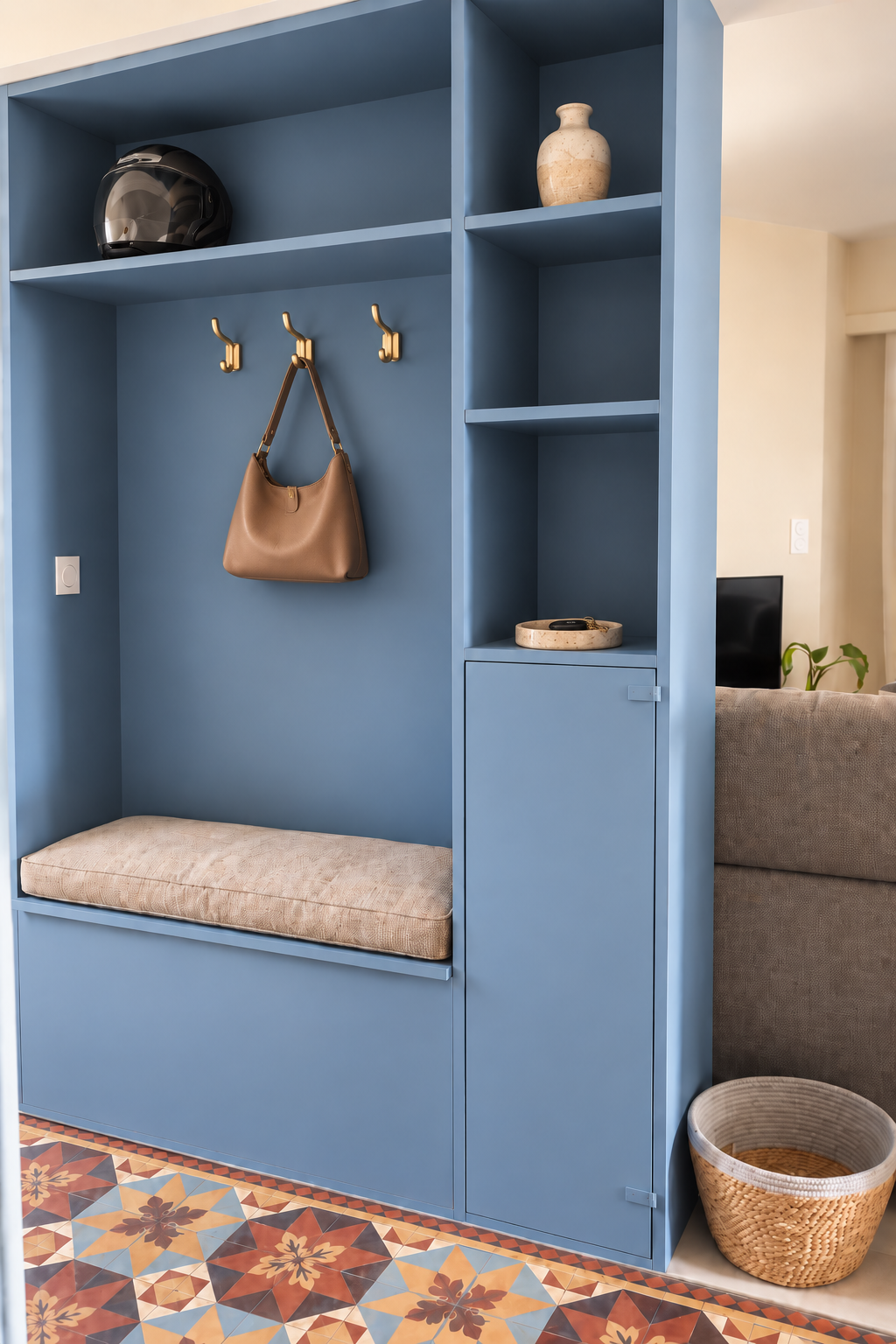 Aménagement d’une entrée avec meuble sur mesure et rangements intégrés
