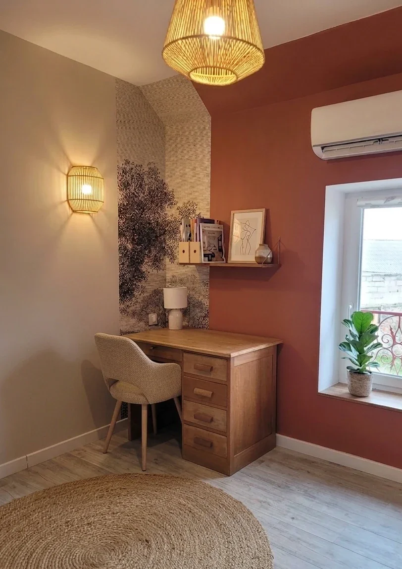Bureau rénové avec espace de travail dans des tons terracotta