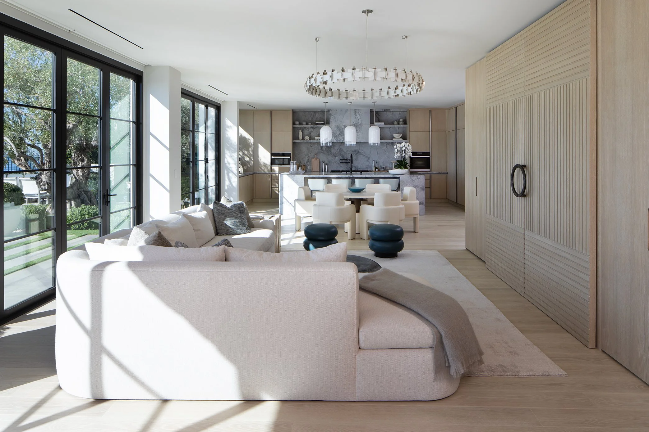 IR_930CoronaDelMar_MeghanBob_FamilyToKitchen_A_WEB.jpg.jpeg