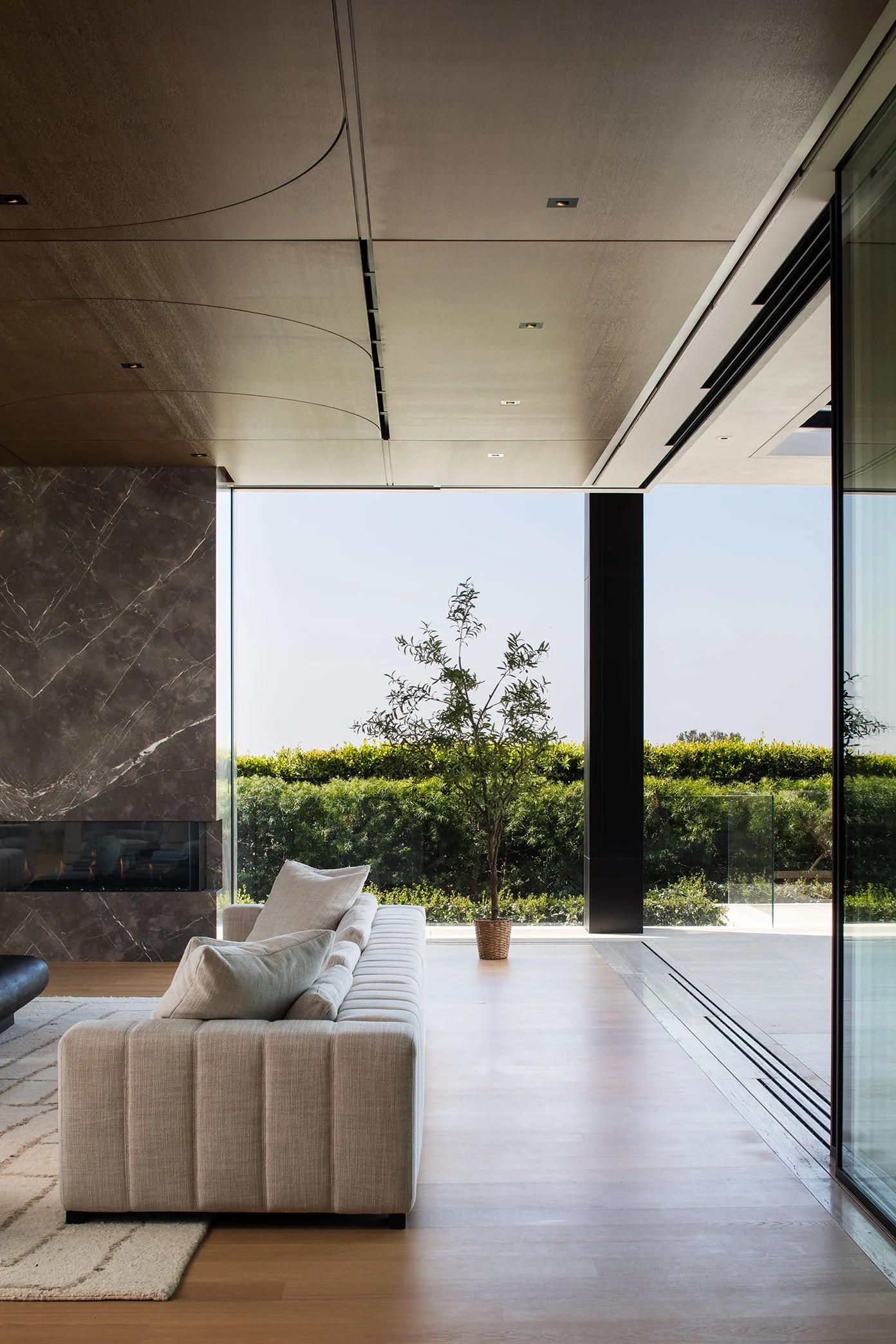 IRarch_Robin_MeghanBob_LivingDoorsAndCeiling_WEB.jpg