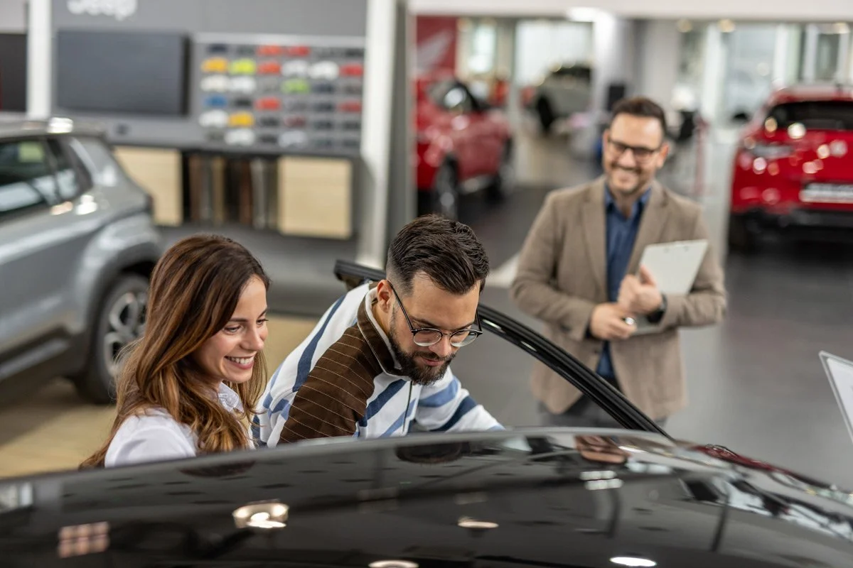customers looking at car