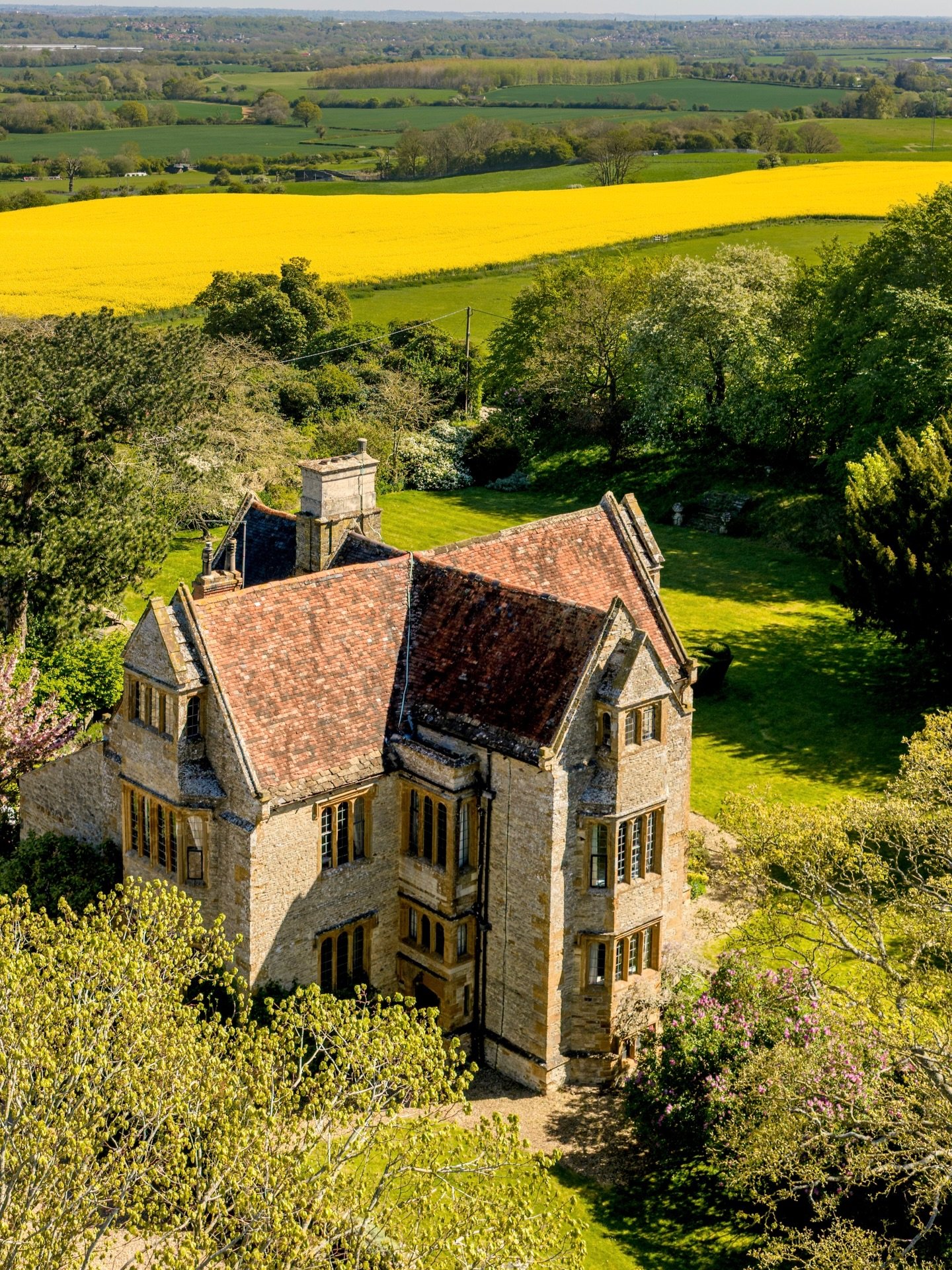Enjoy a selection of handpicked stills from my recent visit to the truly iconic Gayton Manor for @jsnorthampton.

Enjoy this portrait-style photography collection, capturing the character and timeless beauty of this historic building.
~
#dreamhome #l