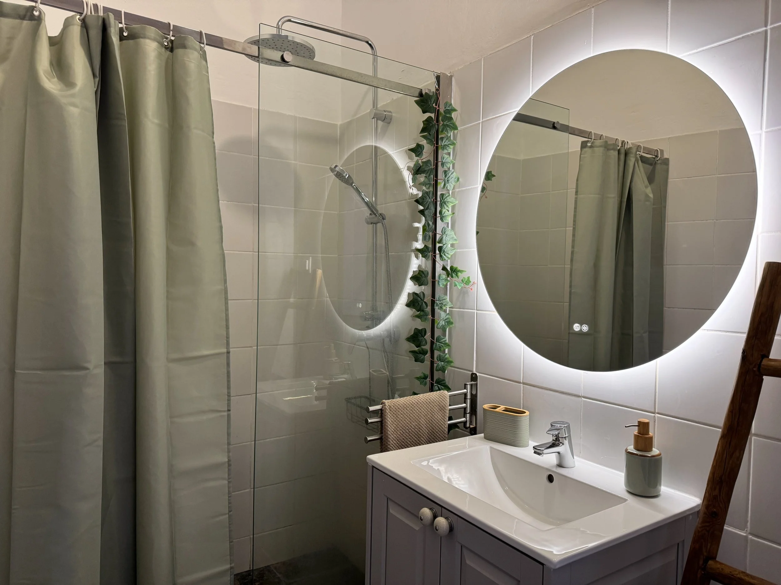 studio 1 bathroom.jpg