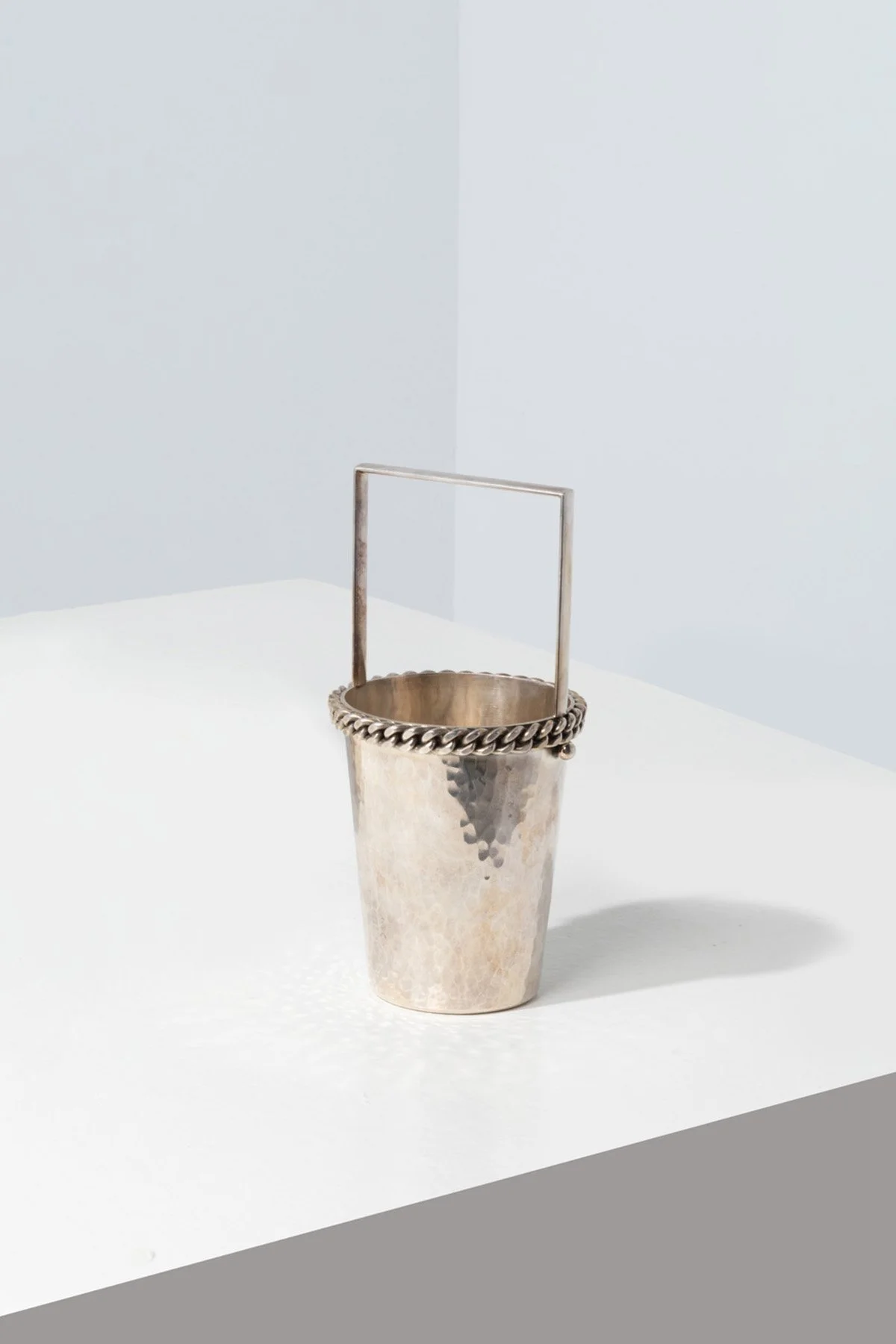  Jean Després 
 STARTING BID €3k 
 ESTIMATE: €3k–€4k 
 UNDERVALUED ↓ 