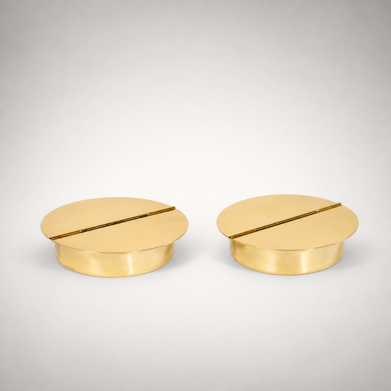  AZUCENA ASHTRAYS 
 STARTING BID €400 
 ESTIMATE: €500–€1K 
 UNDERVALUED ↓  