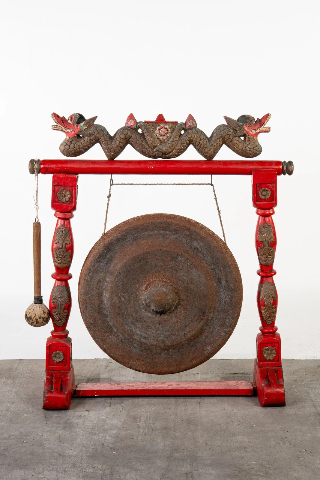 Oriental gong 
 STARTING BID €80 
 ESTIMATE: €50–€100 
 UNDERVALUED ↓ 