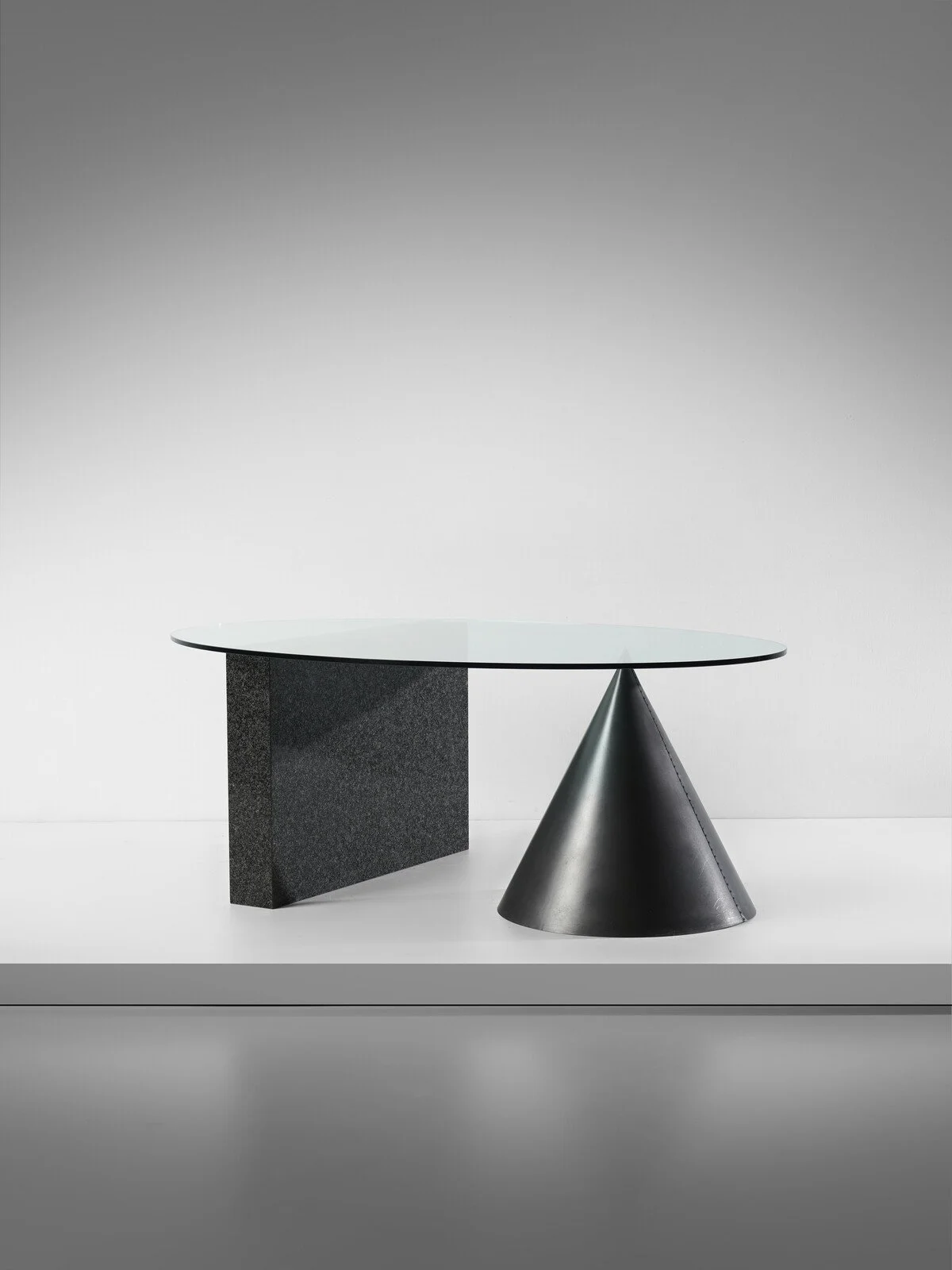  LELLA E MASSIMO VIGNELLI 
 STARTING BID €2,4K 
 ESTIMATE: €3K–€4K 
 COLLECTIP FAVOURITE → 