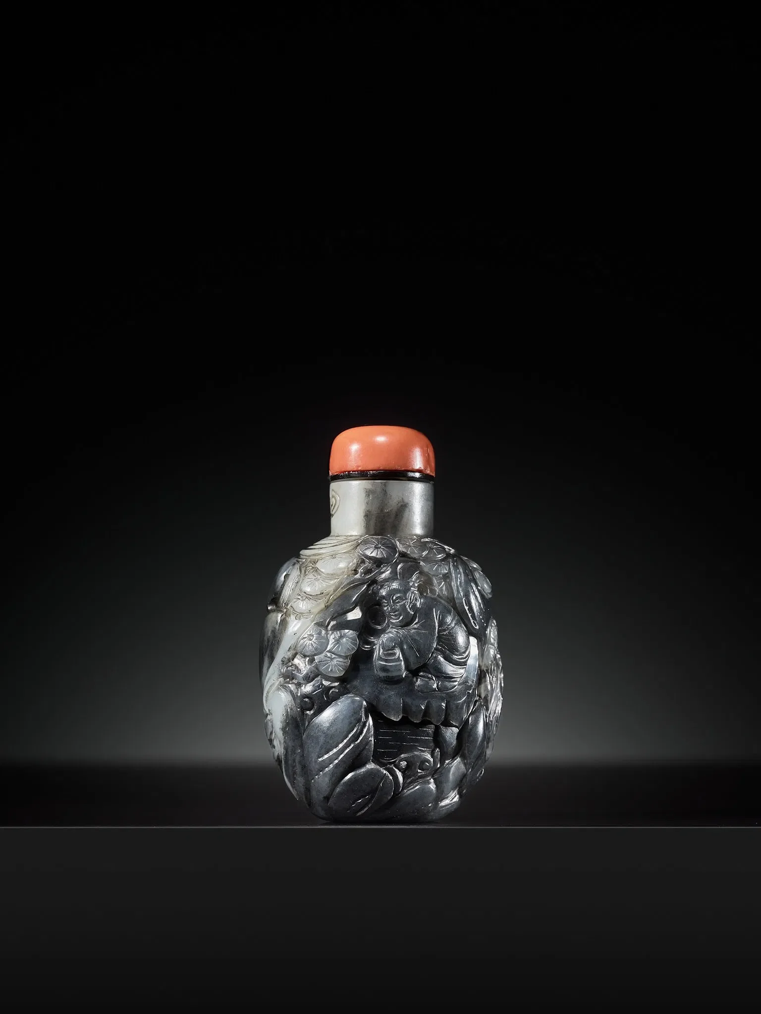  'SCHOLAR' SNUFF BOTTLE, SUZHOU SCHOOL, 18TH CENTURY 
 STARTING BID €1K 
 ESTIMATE: €1–€2k 
 FAIR VALUE → 