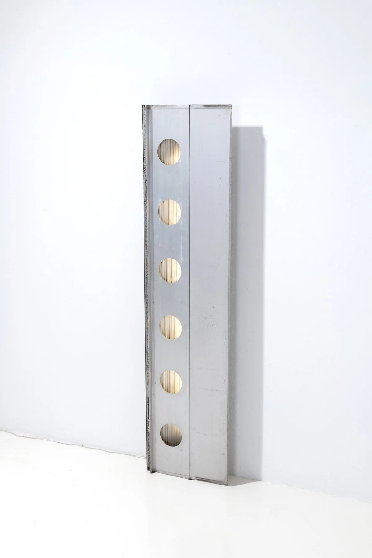  Jean Prouvé 
 STARTING BID €2K 
 ESTIMATE: €2K–€3K 
 UNDERVALUED↓  
