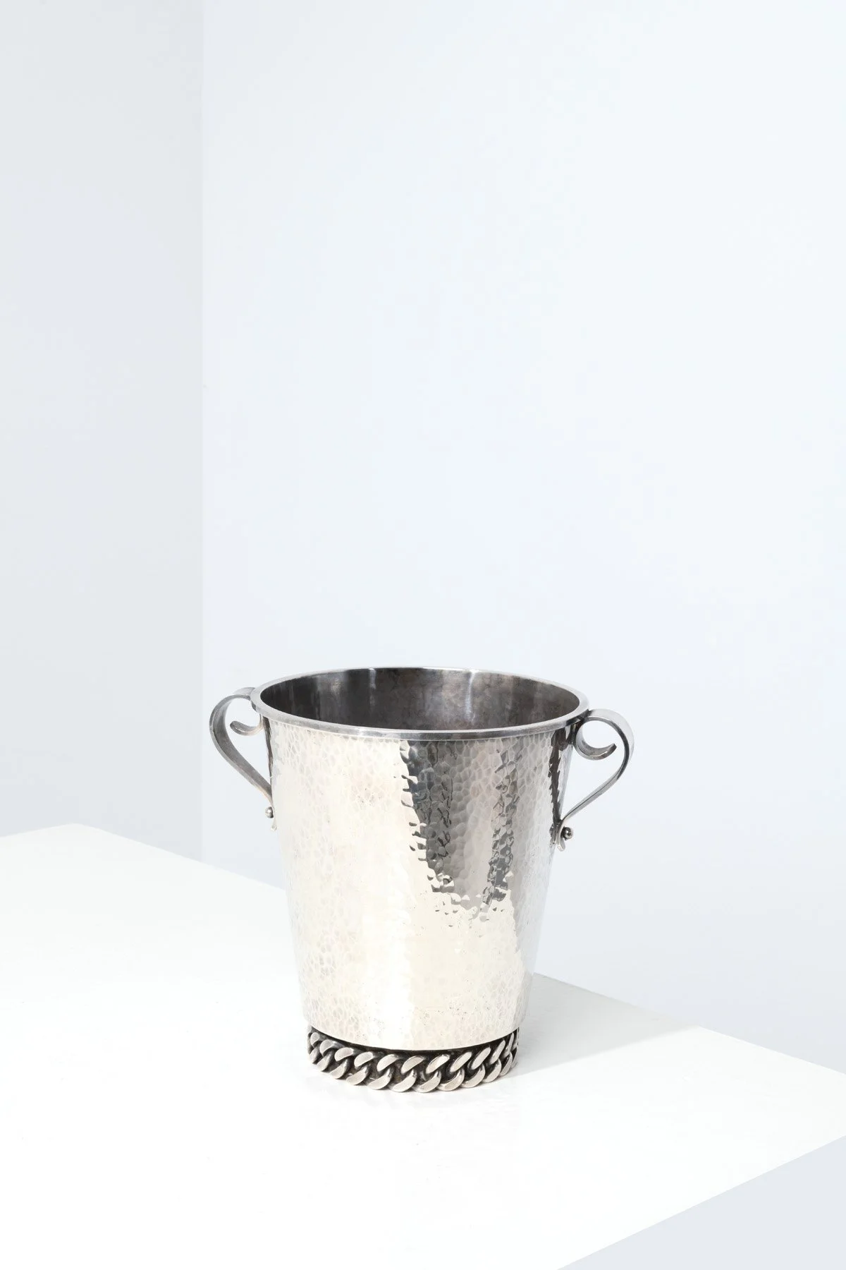  Jean Després 
 STARTING BID €3.4k 
 ESTIMATE: €3.4k–€4.5k 
 UNDERVALUED ↓ 