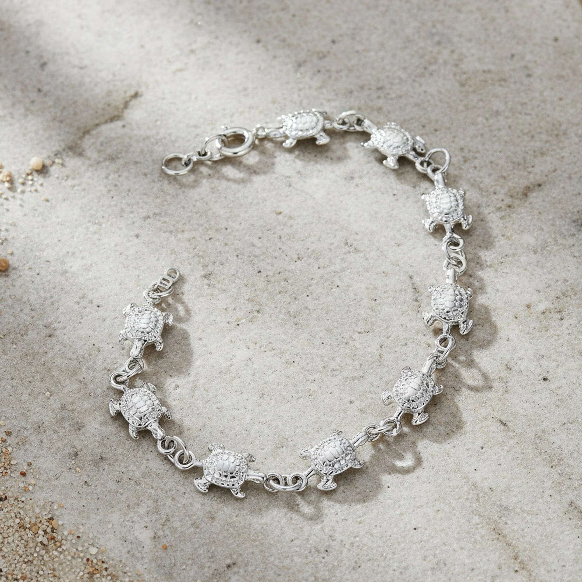 sea-turtle-link-bracelet-silver_pmr-c10250-lifestyle.jpg