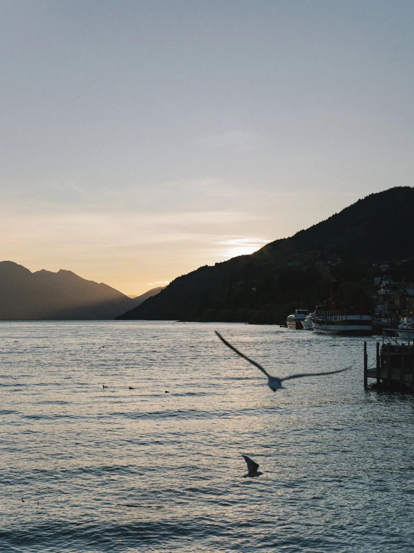 summer sunset in Queenstown
&hellip; what a idyllic place

#leicam10r #50mmsummiluxasph 
#queenstownnz
