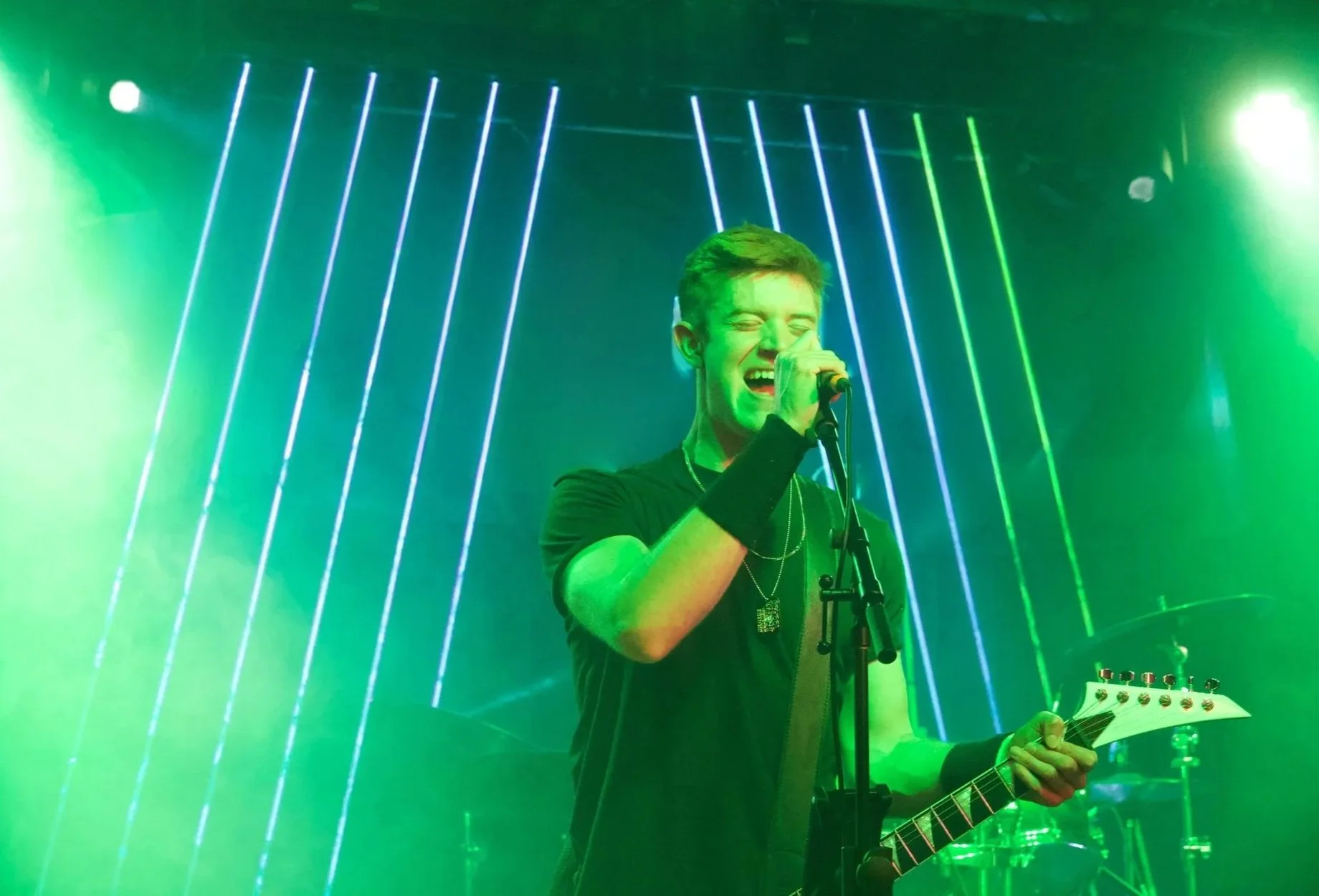 Johnny Iodice performing at Dingbatz with lasers