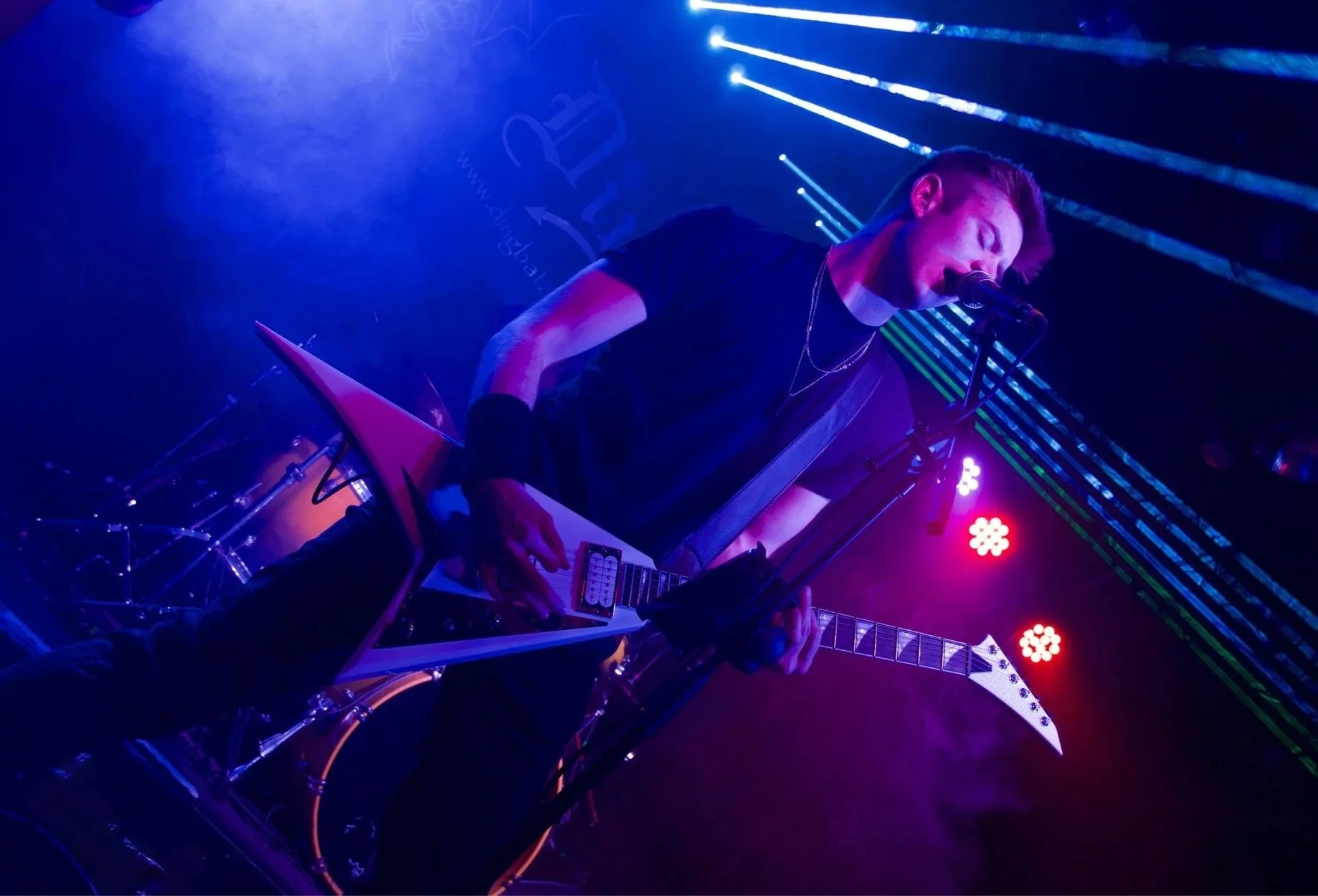 Johnny Iodice performing at Dingbatz with lasers