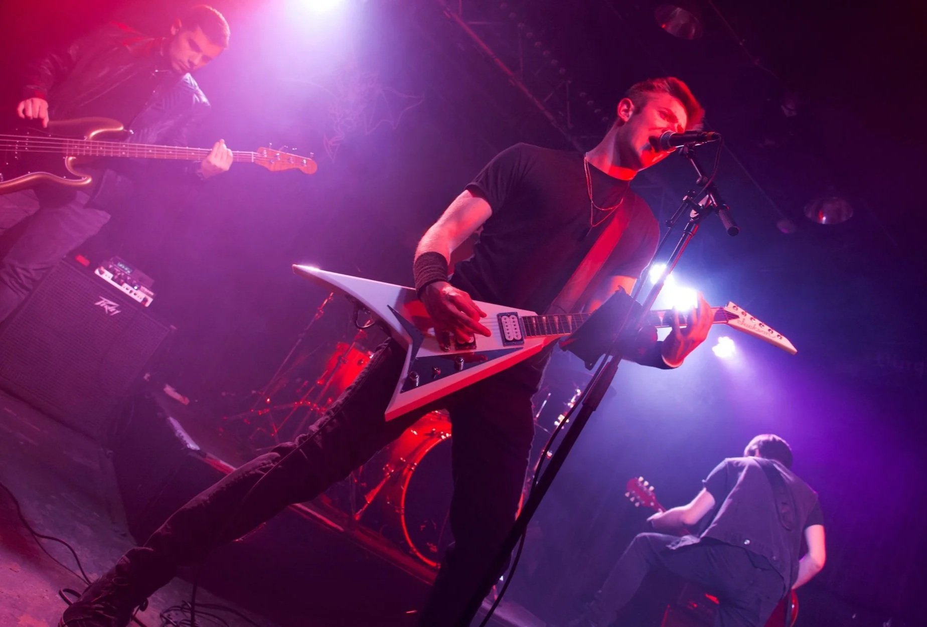 Frontman Johnny Iodice performing on stage at Dingbatz 