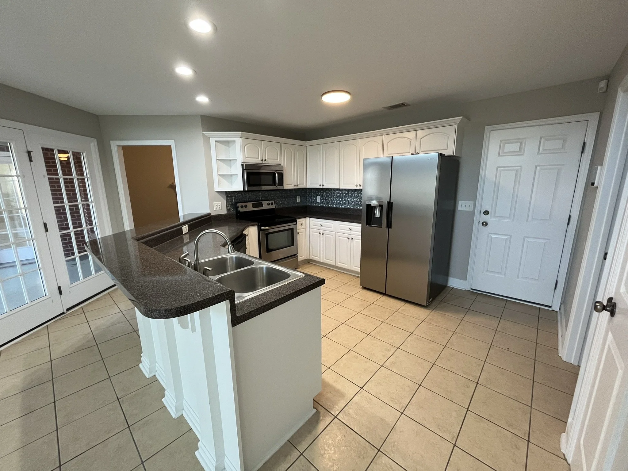 A Kitchen near Grovetown, Georgia without any decor. This is before doing the Virtual Staging for a realtor client. 