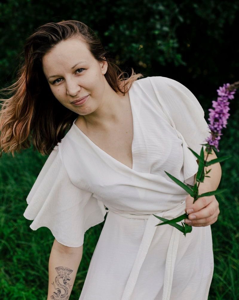 Summer vibes with my niece: longer days, alfresco dinners, and golden-hour portraits under the sun. Can&rsquo;t wait for summer to bring even more of this magic.#portraitphotographers #summervibes #portrait_ig #onlocationshoot