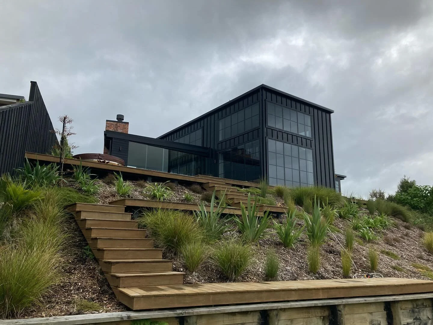 One Year after planting! Garden design and installation by @williamsgardensnz Waikato based, established 2020. Get in touch with William today M:02040904157 🛻🌸🙂
