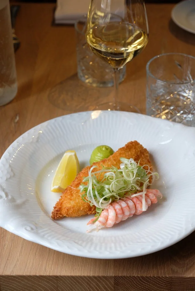 Rødspættefilet i panko, håndpillede rejer og purløgsmayonnaise