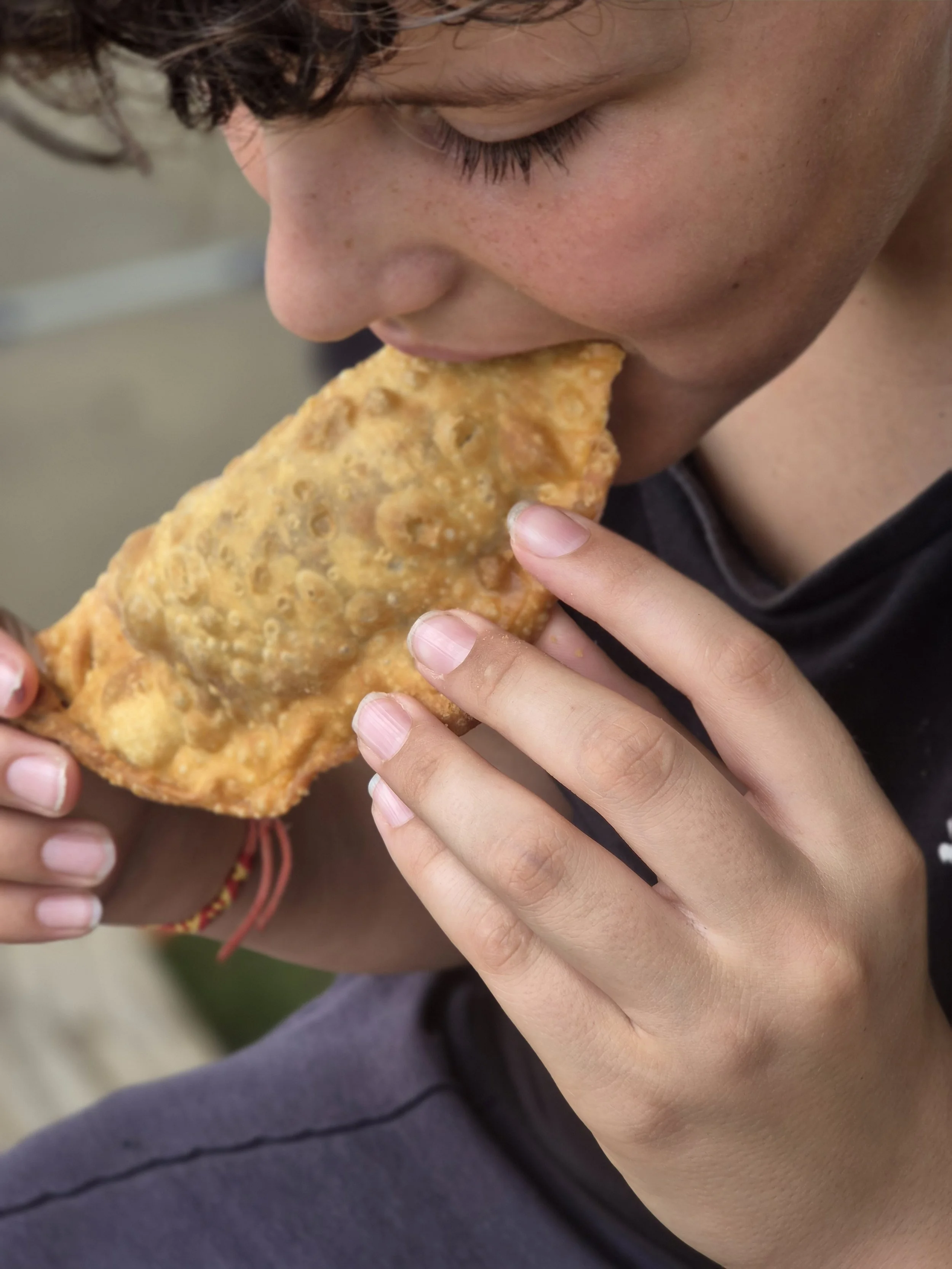 un nino sostiene una empanada garcia
