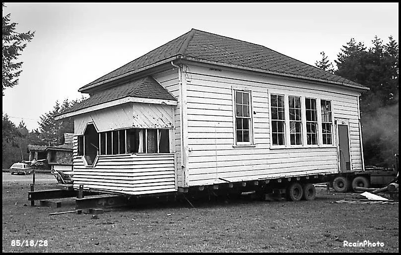 851828-moving_old_schoolhouse-1985.jpg
