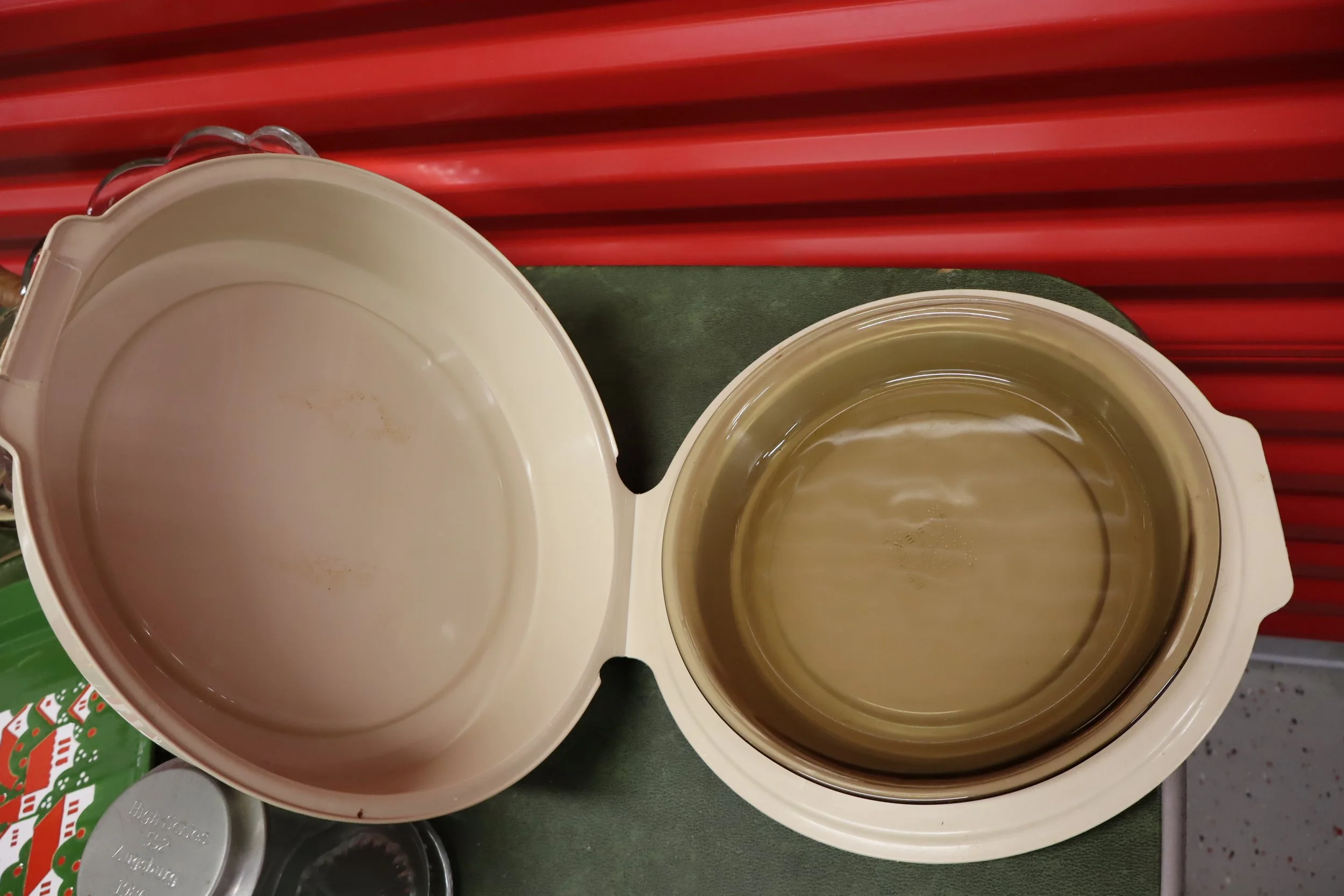 Vintage Fireside Pyrex Pie Keeper W/Clam Shell