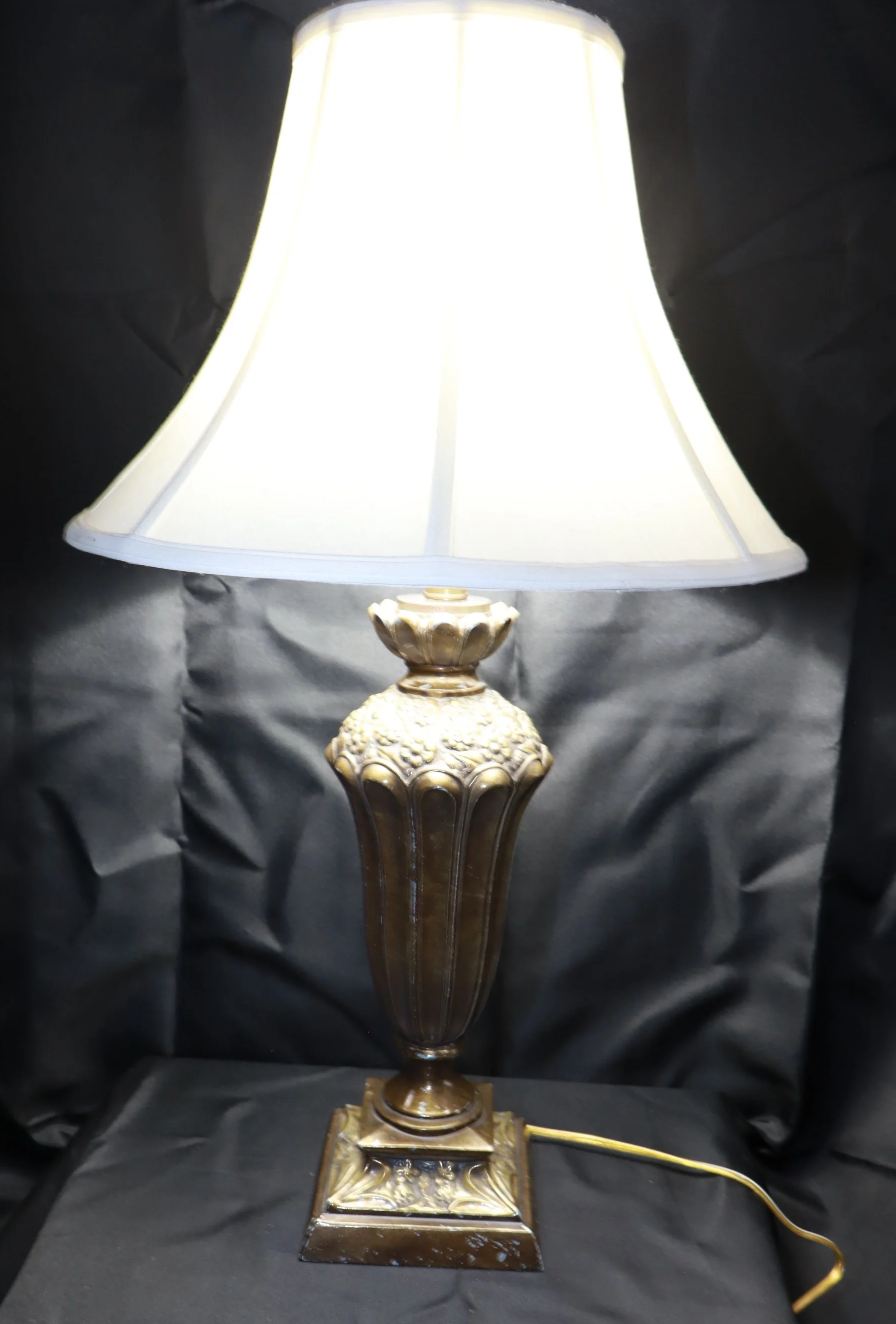 Vintage Urn style table lamp w/shade