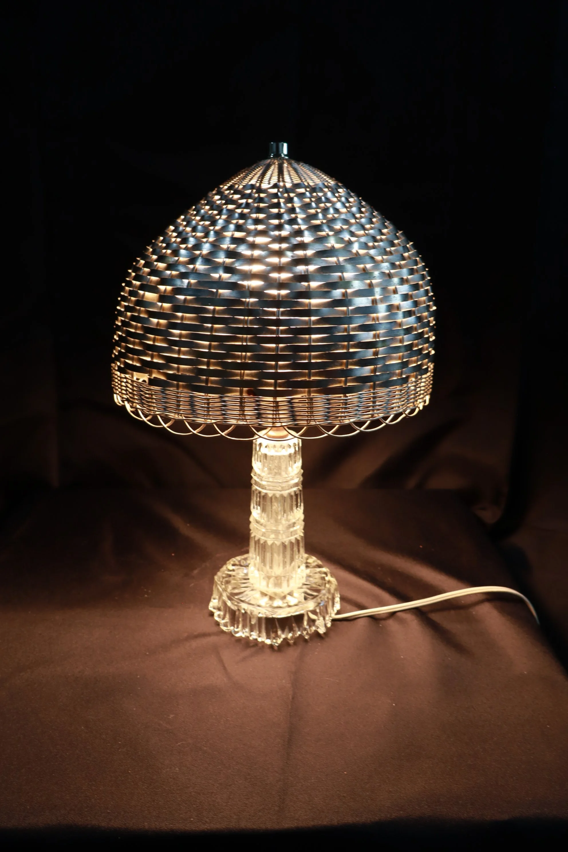 Crystal table lamp with woven lamp shade