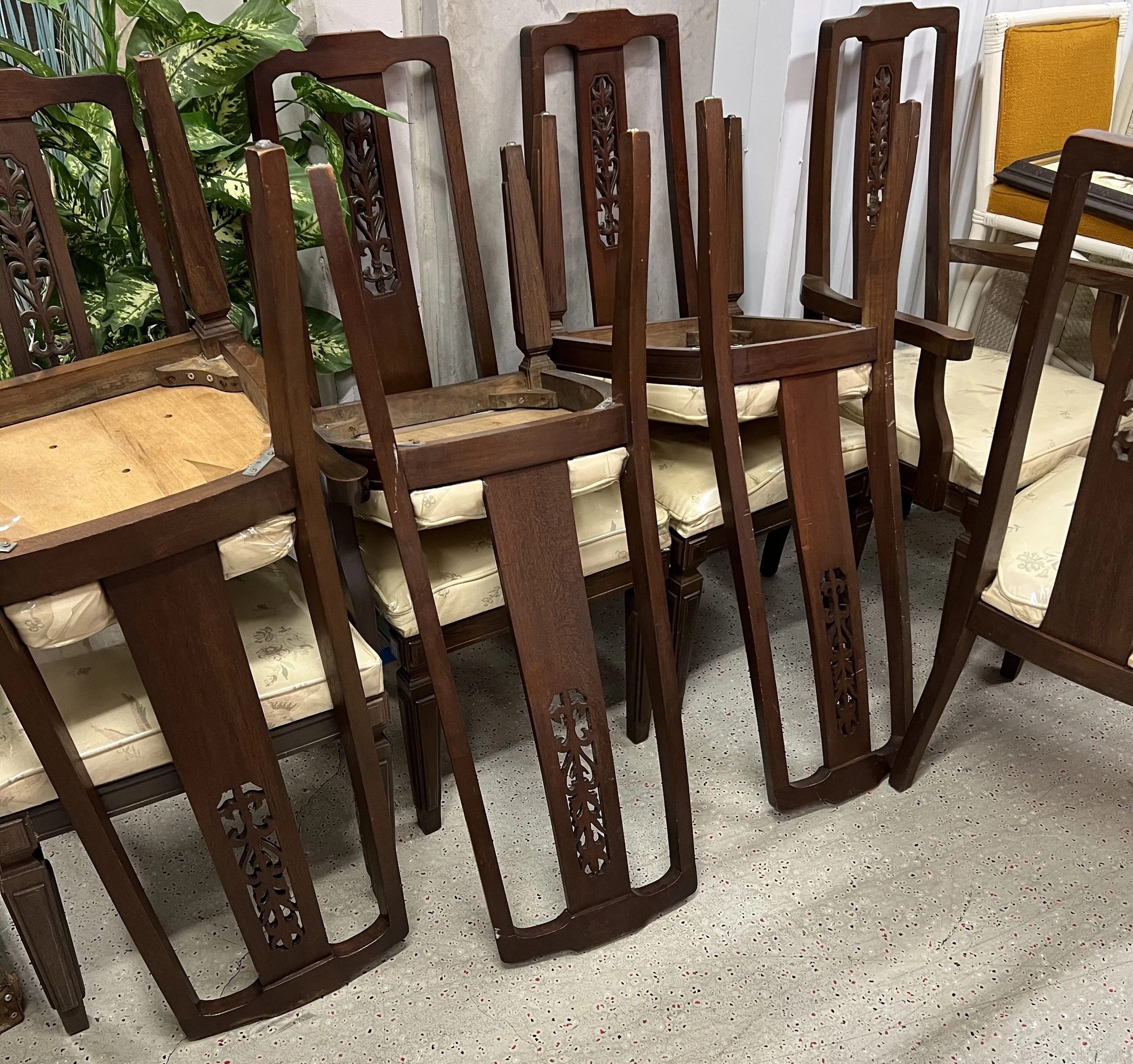 Item 26- dining set3.jpg