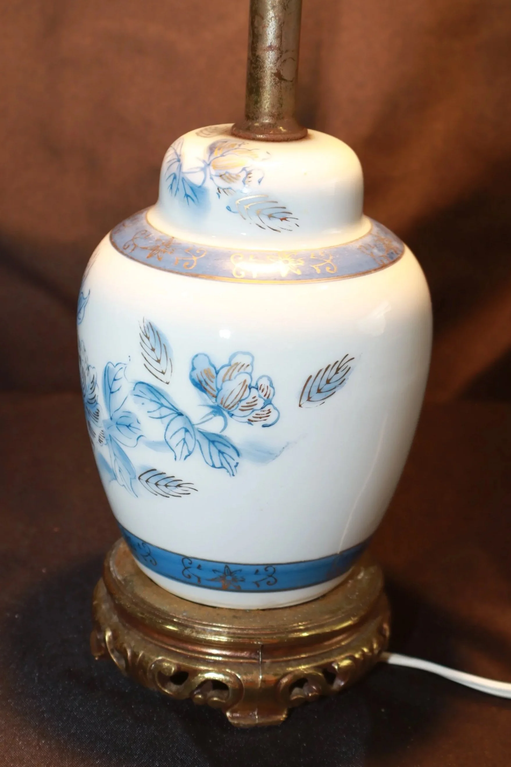 Vintage Blue/White Ginger Jar Lamp w/gold tone base (no shade)