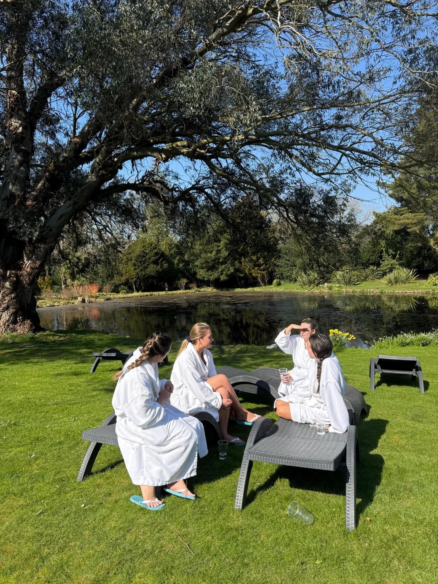 Lil snaps from the month of March 💘🌻🎀✨honestly just been in ALL the feels recently &amp; March you were an emotional yet beautiful one.

Heart is open 🫶🏻🫶🏻🫶🏻

Some fave moments from March:

Journeying across to the other side of world for 22