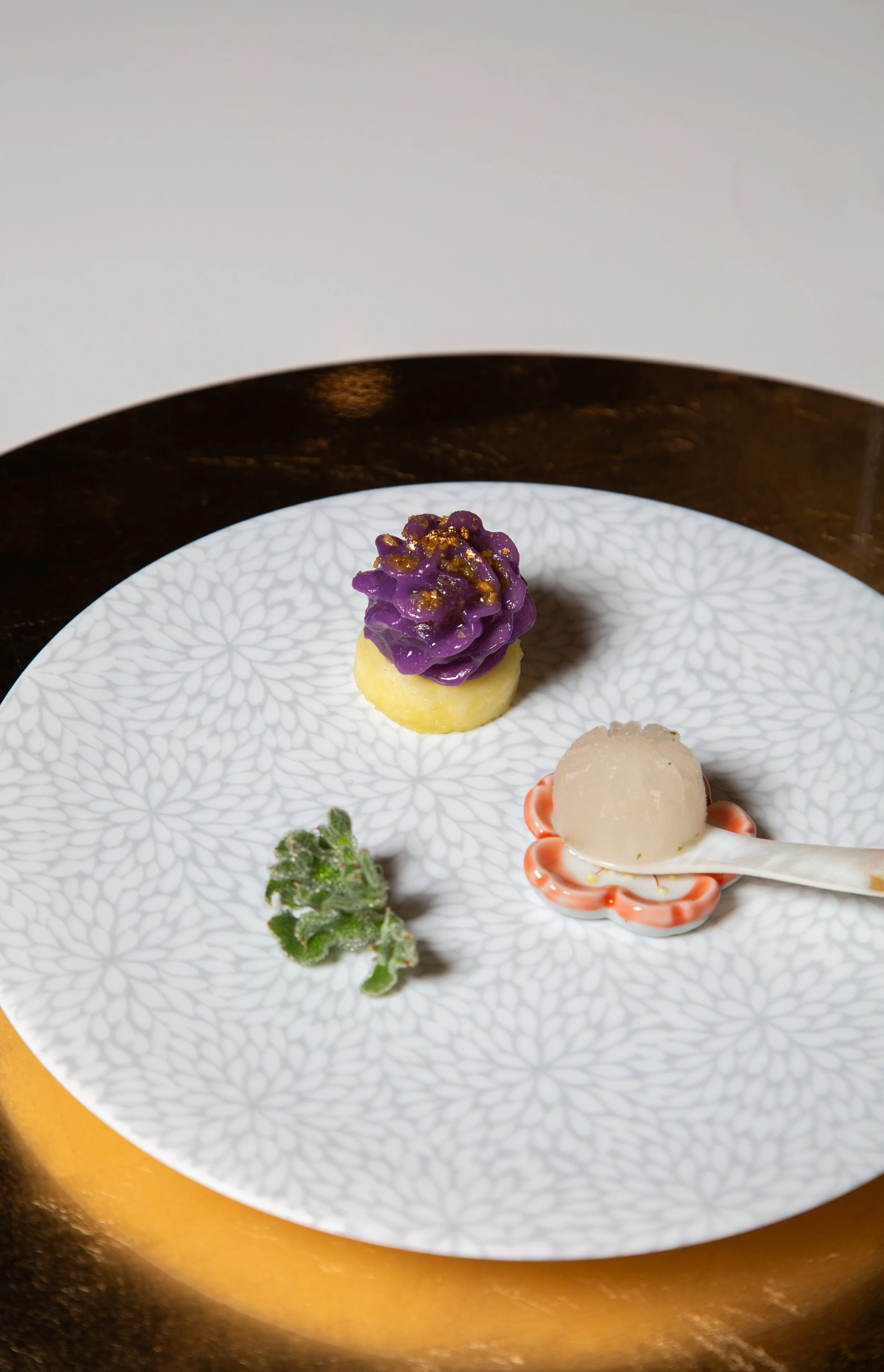 Chor Muang & Nam Somun Phrai | ช่อม่วงและน้ำสมุนไพรไทย
Chor muang with Thai herb sorbet
ช่อม่วงกับซอร์เบต์สมุนไพรไทย