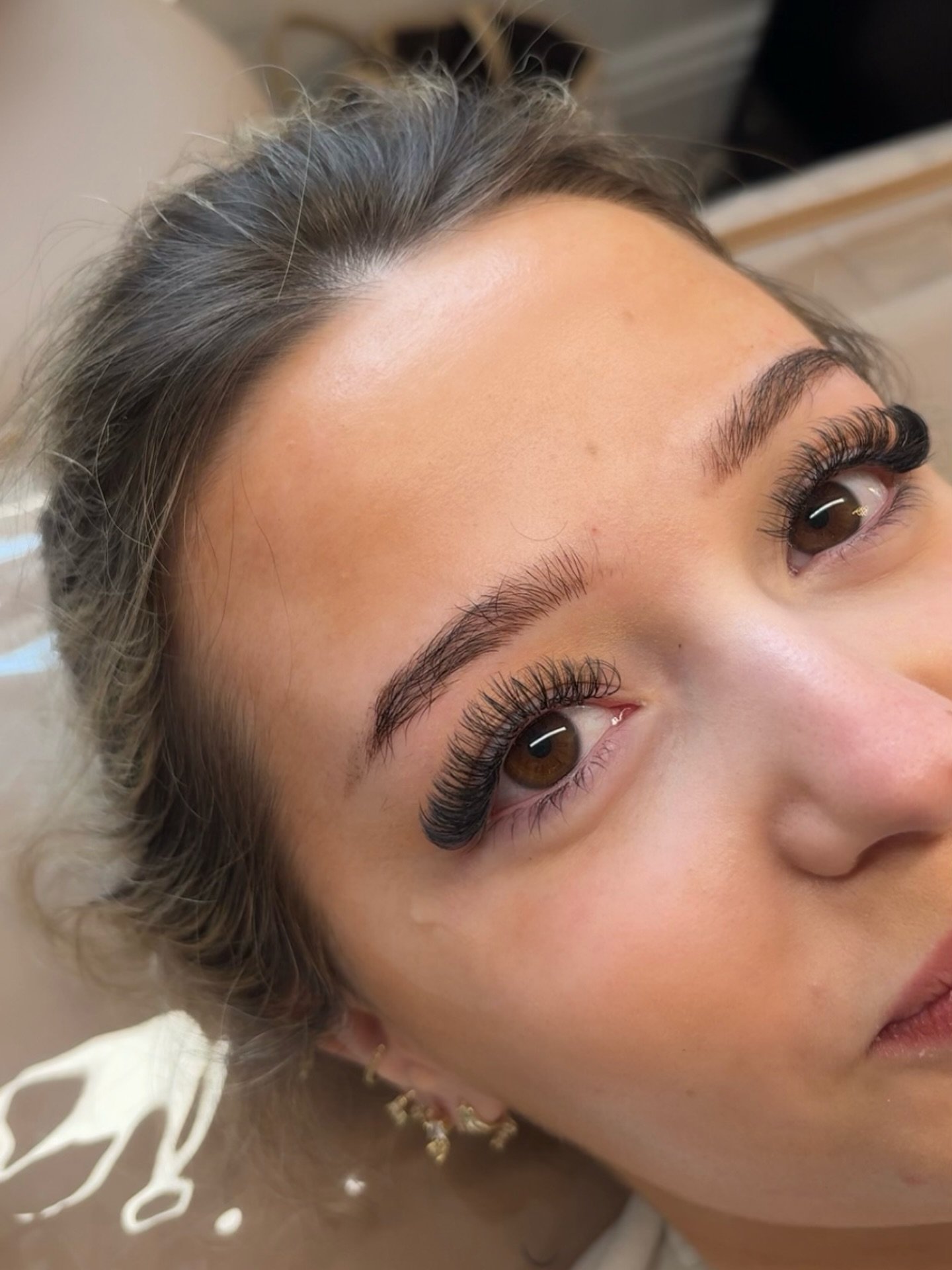 Hybrids 🤍 Appointments available for lashes use the link in the bio to book