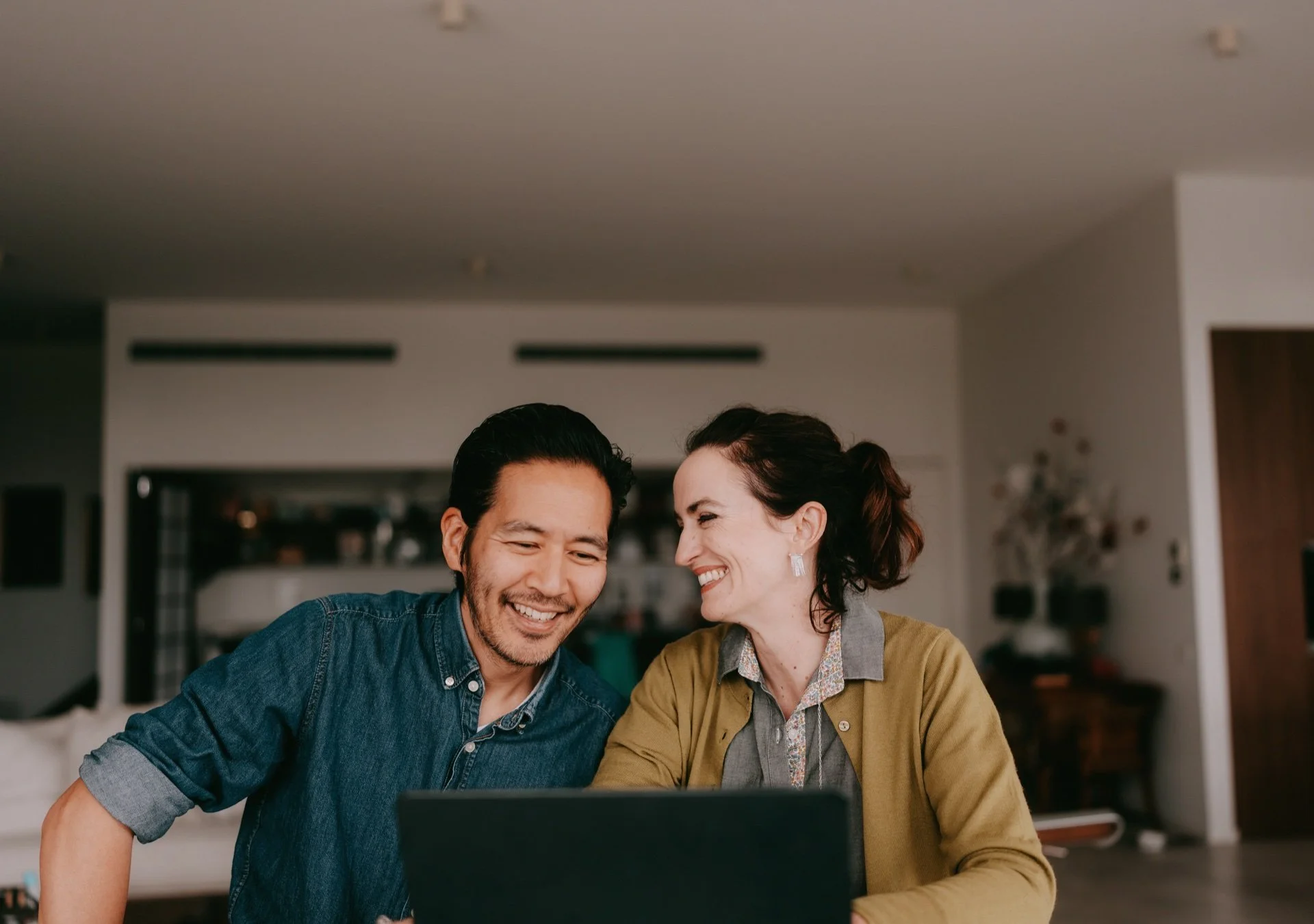 Couple reconnecting during couples therapy in Flagstaff AZ