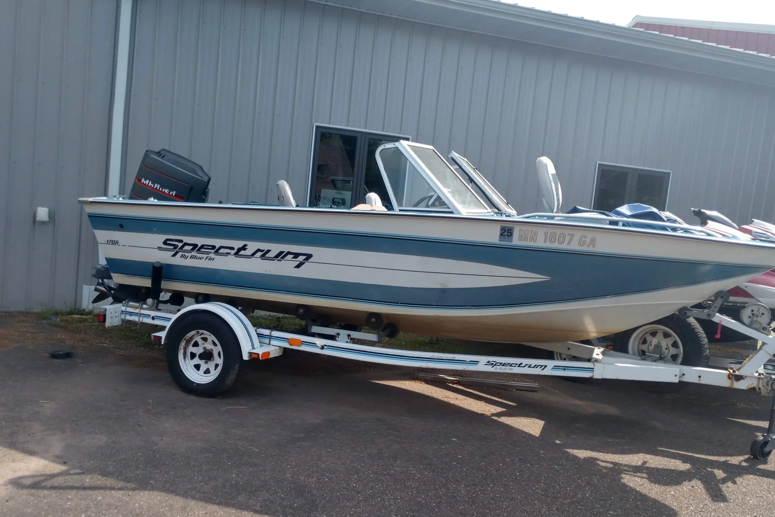SPECTRUM 1706 FISHING BOAT