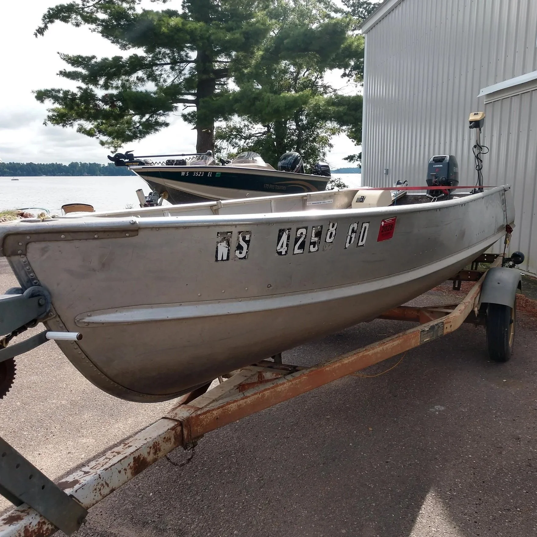 ALUMACRAFT FISHING BOAT