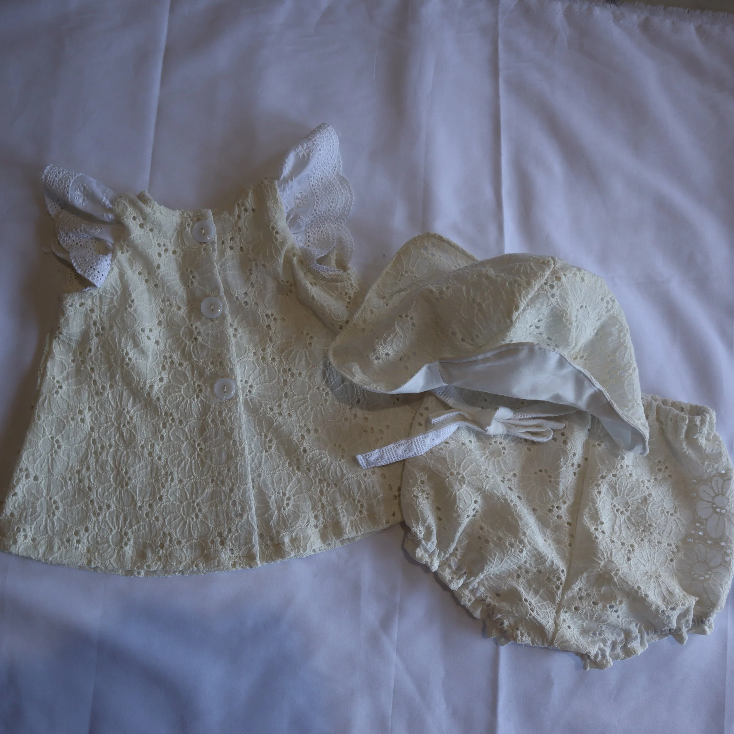 Sun hat baby outfit top and bottoms back all.JPG