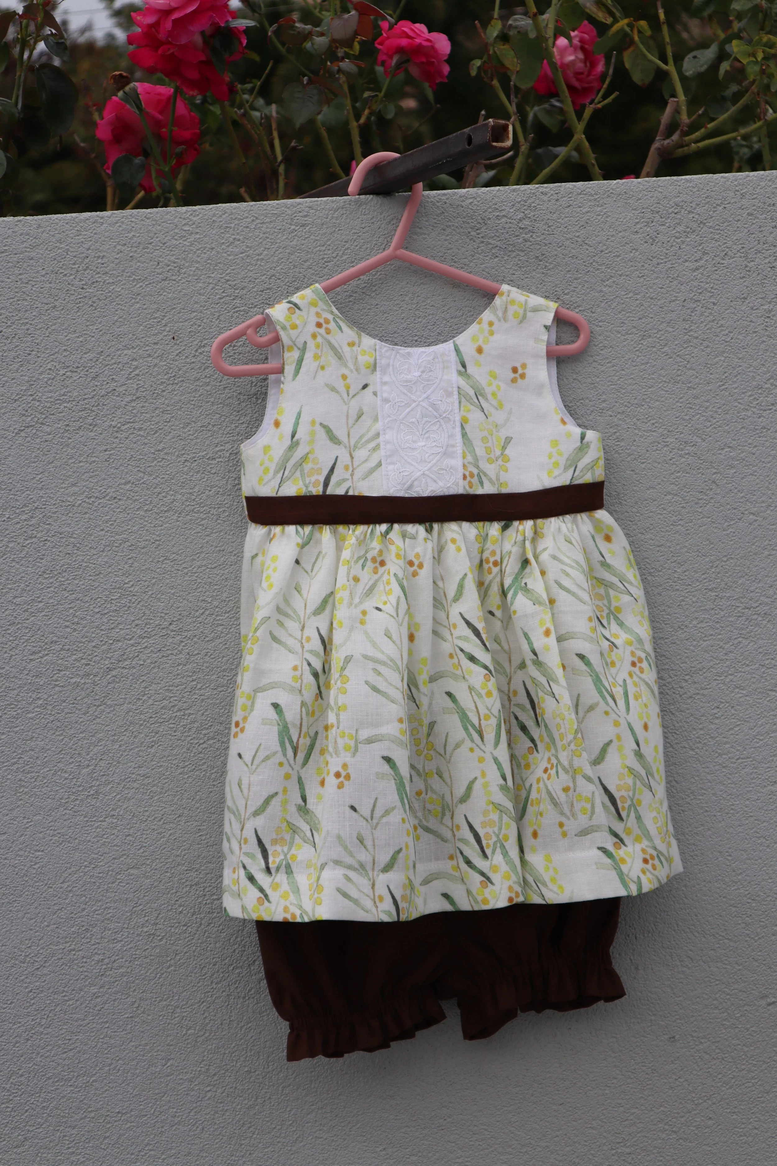 Elegance in Linen: Handcrafted Top and Bottoms with Portuguese Cotton Lace Trim - Size Medium